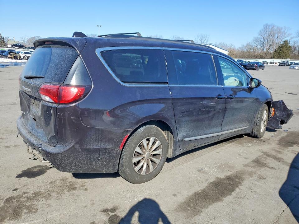 2017 Chrysler Pacifica Touring l
