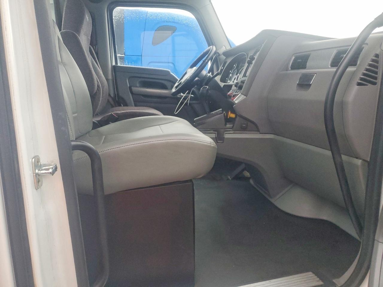 2016 Kenworth T680 Semi Truck