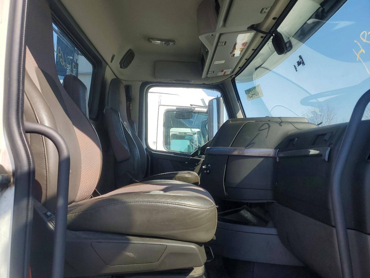 2020 Volvo VNR