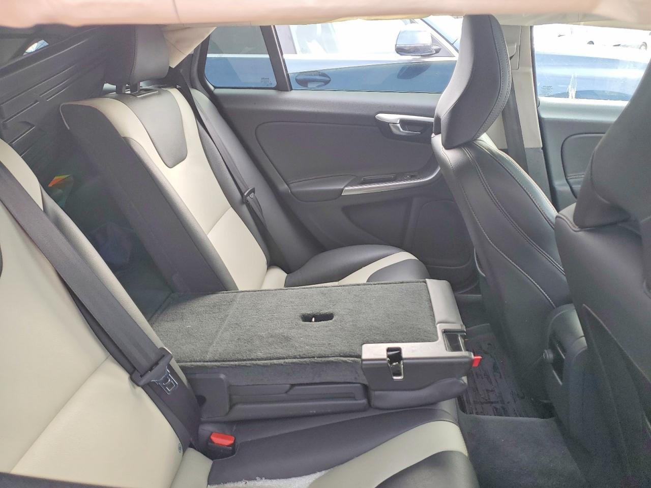 2016 Volvo V60 Cross Country Premier