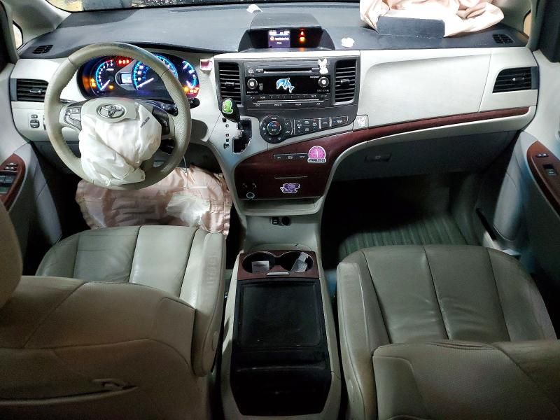 2013 Toyota Sienna xle 8-passenger