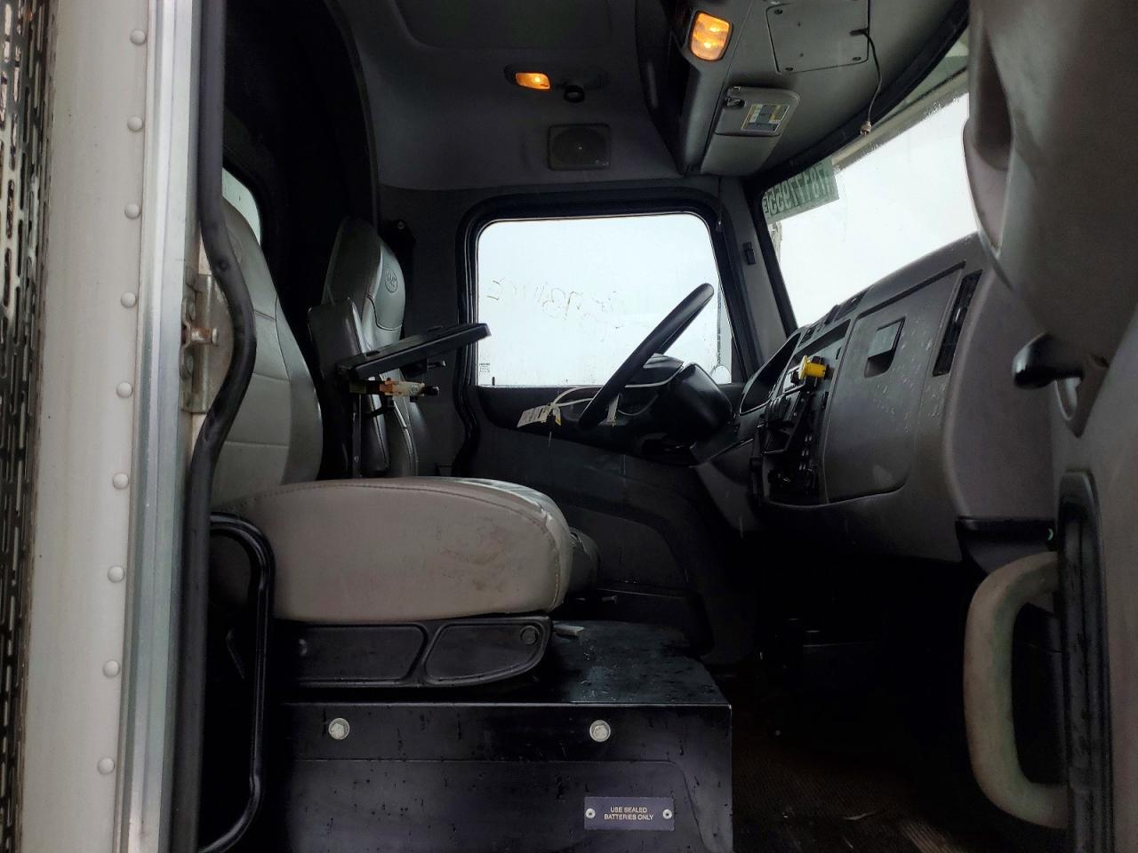 2016 Peterbilt 337 BOX Truck