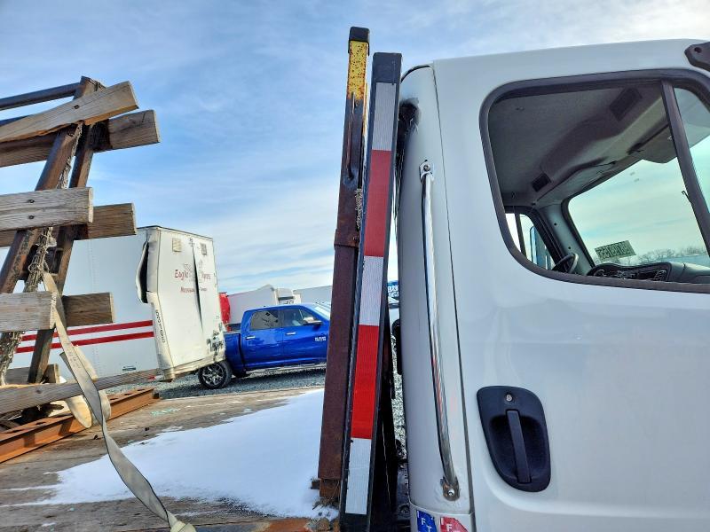 2015 Freightliner Business Class M2 Flatbed Truck