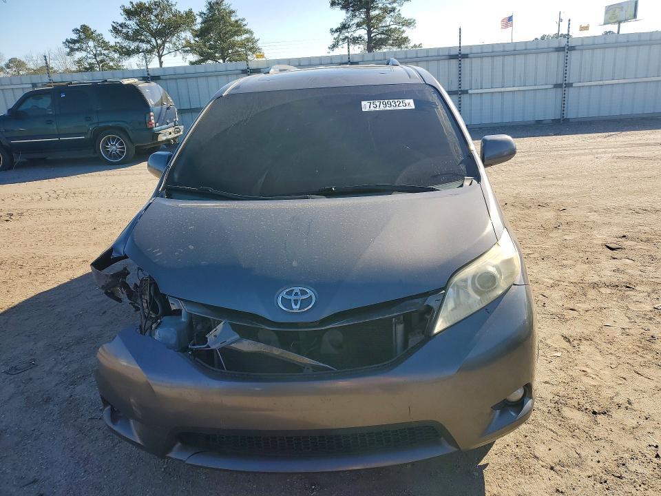 2011 Toyota Sienna xle 8-passenger
