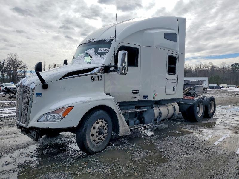 2023 Kenworth T680 Semi Truck