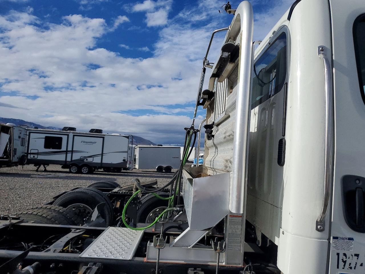 2014 Freightliner Business Class M2 Semi Truck