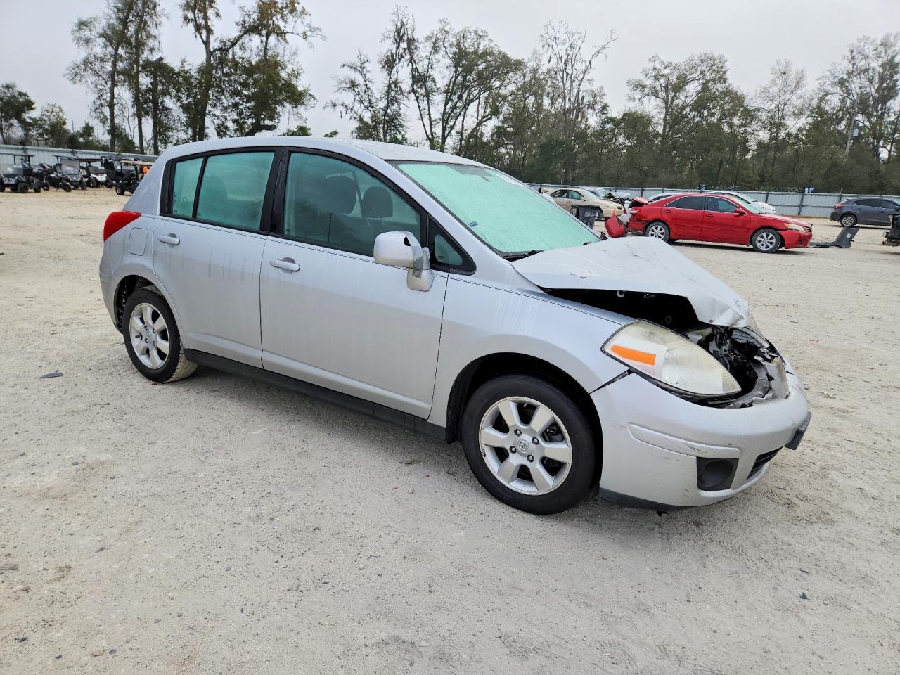 2012 Niss Versa s