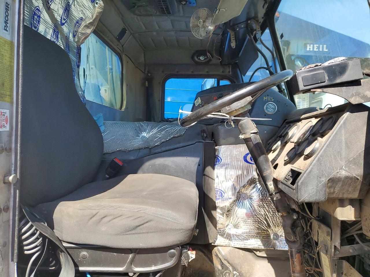 2006 Peterbilt Tractor 2006 Peterbilt 320 Semi Truck