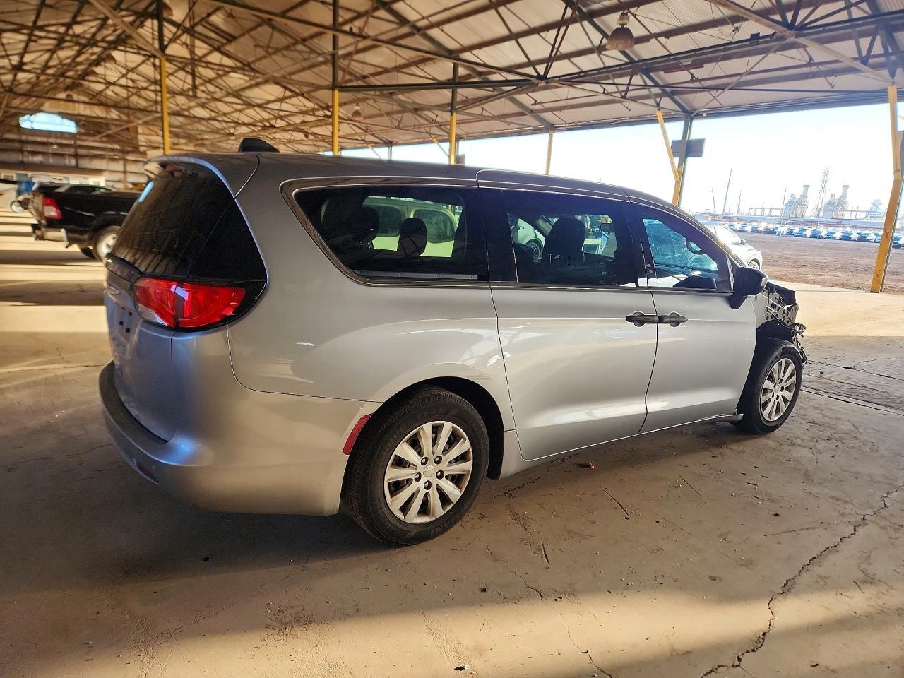 2020 Chrysler Voyager l