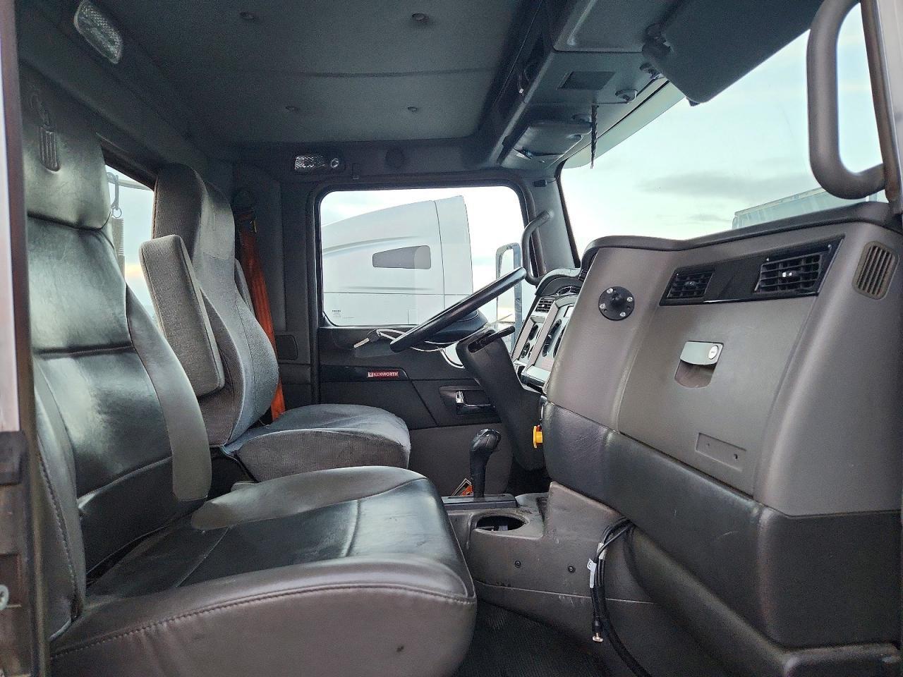 2015 Kenworth T400 Semi Truck
