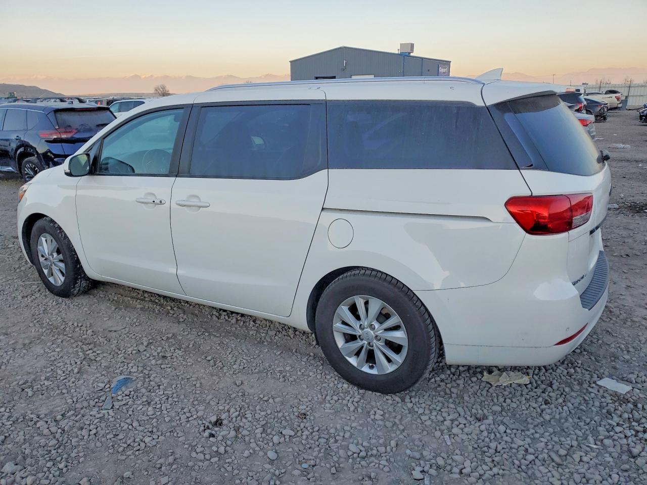 2017 KIA Sedona lx