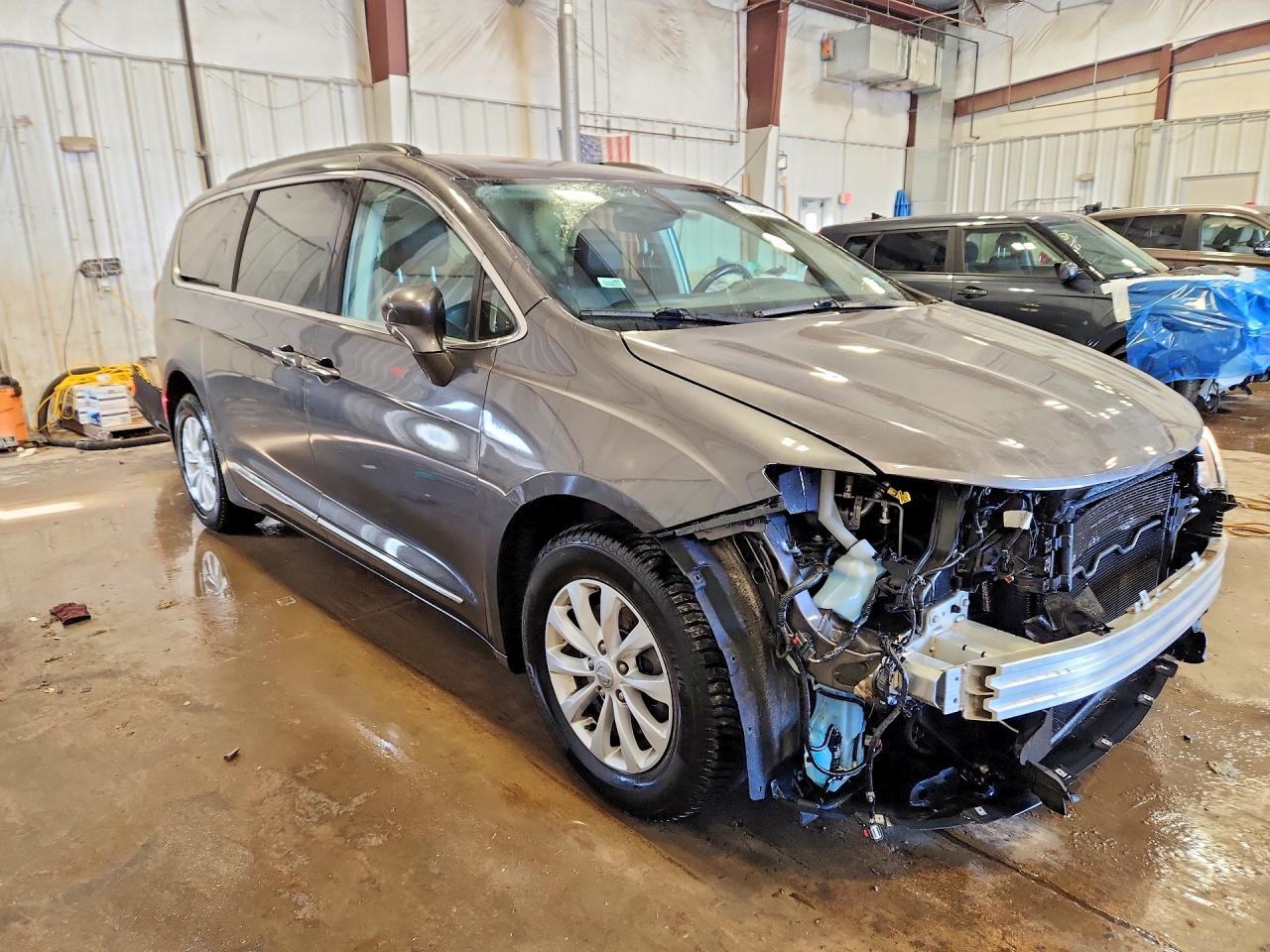 2017 Chrysler Pacifica Touring l