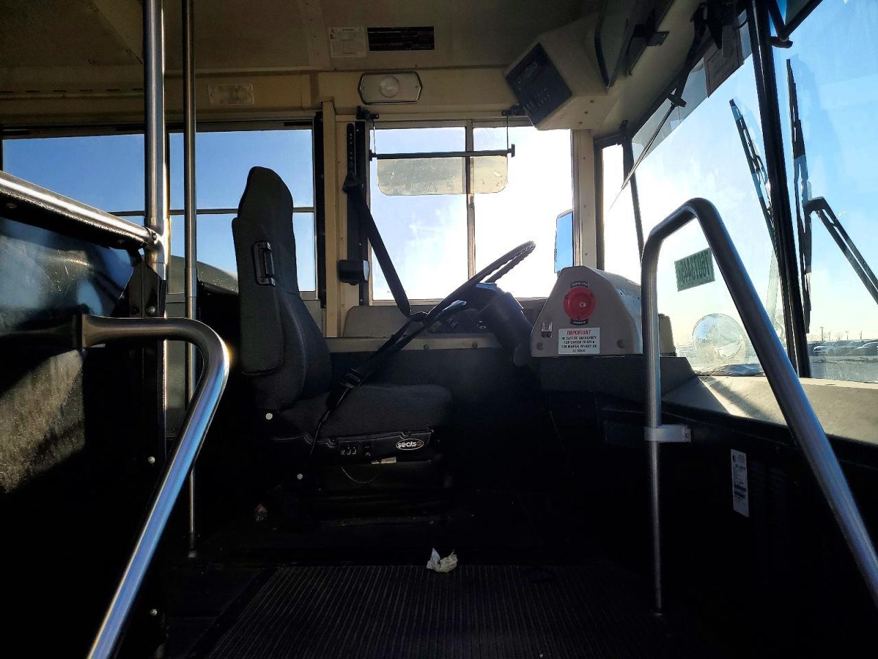 2016 Ic Corporation 3000 RE 7.6L V-6 Diesel