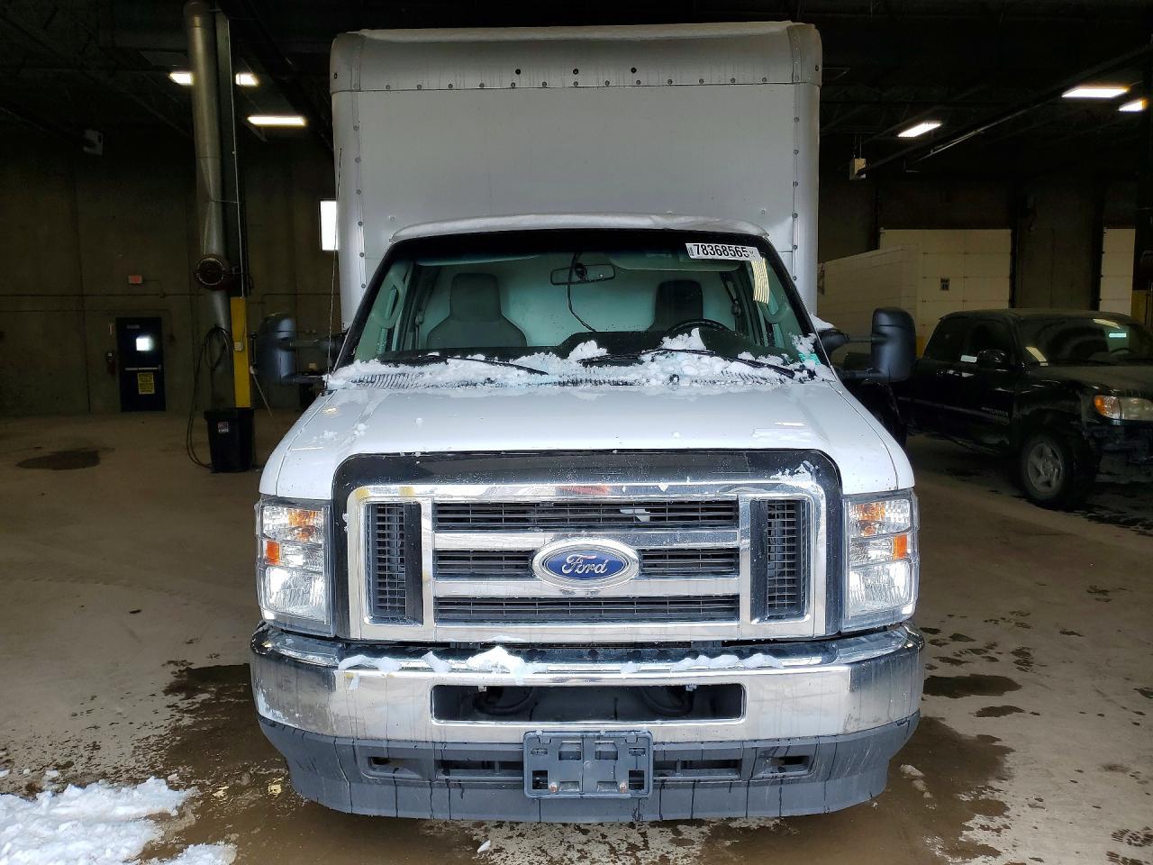 2022 Ford Econoline E450 Super Duty Cutaway Van