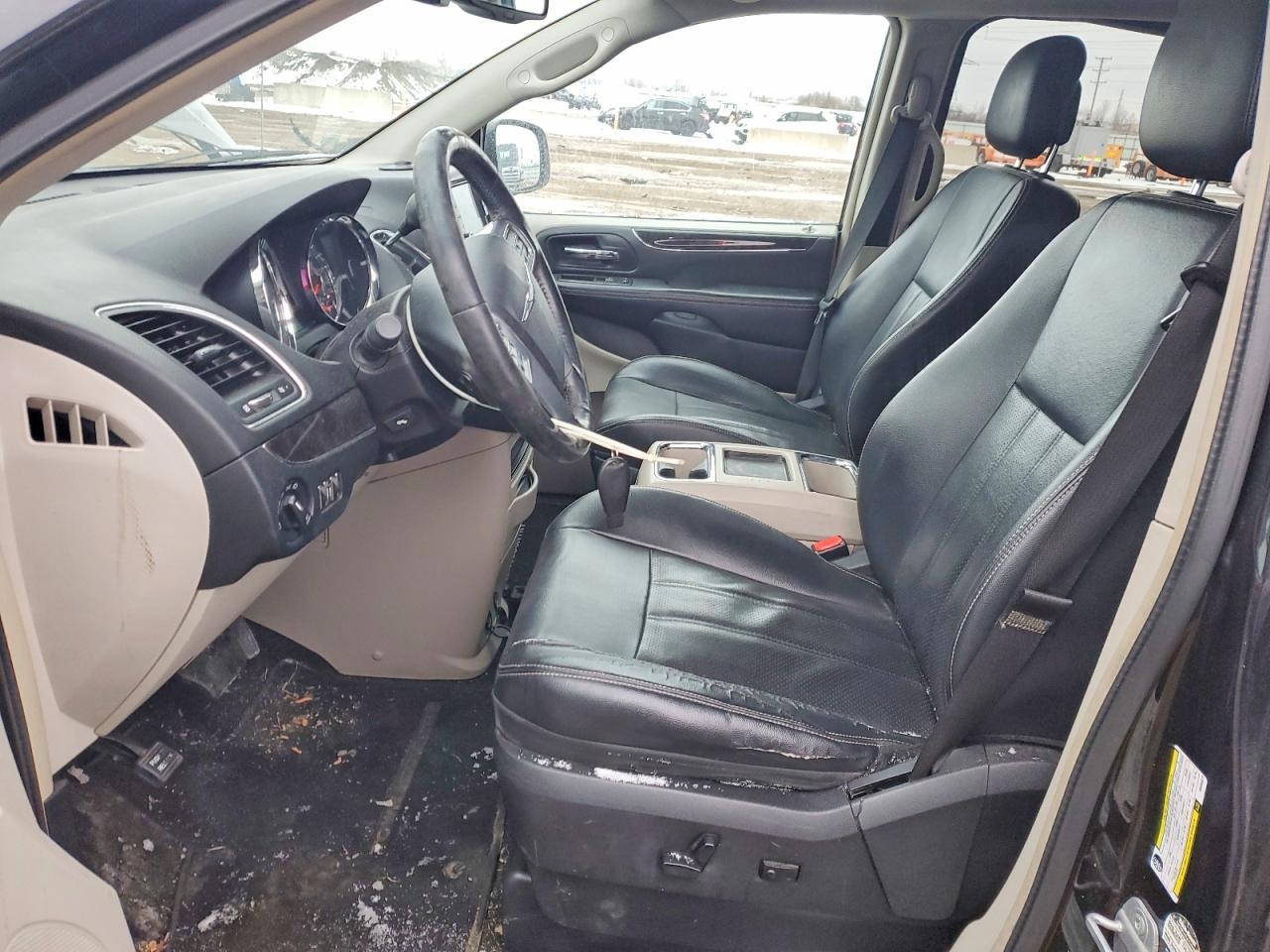 2013 Chrysler Town & Country Touring l