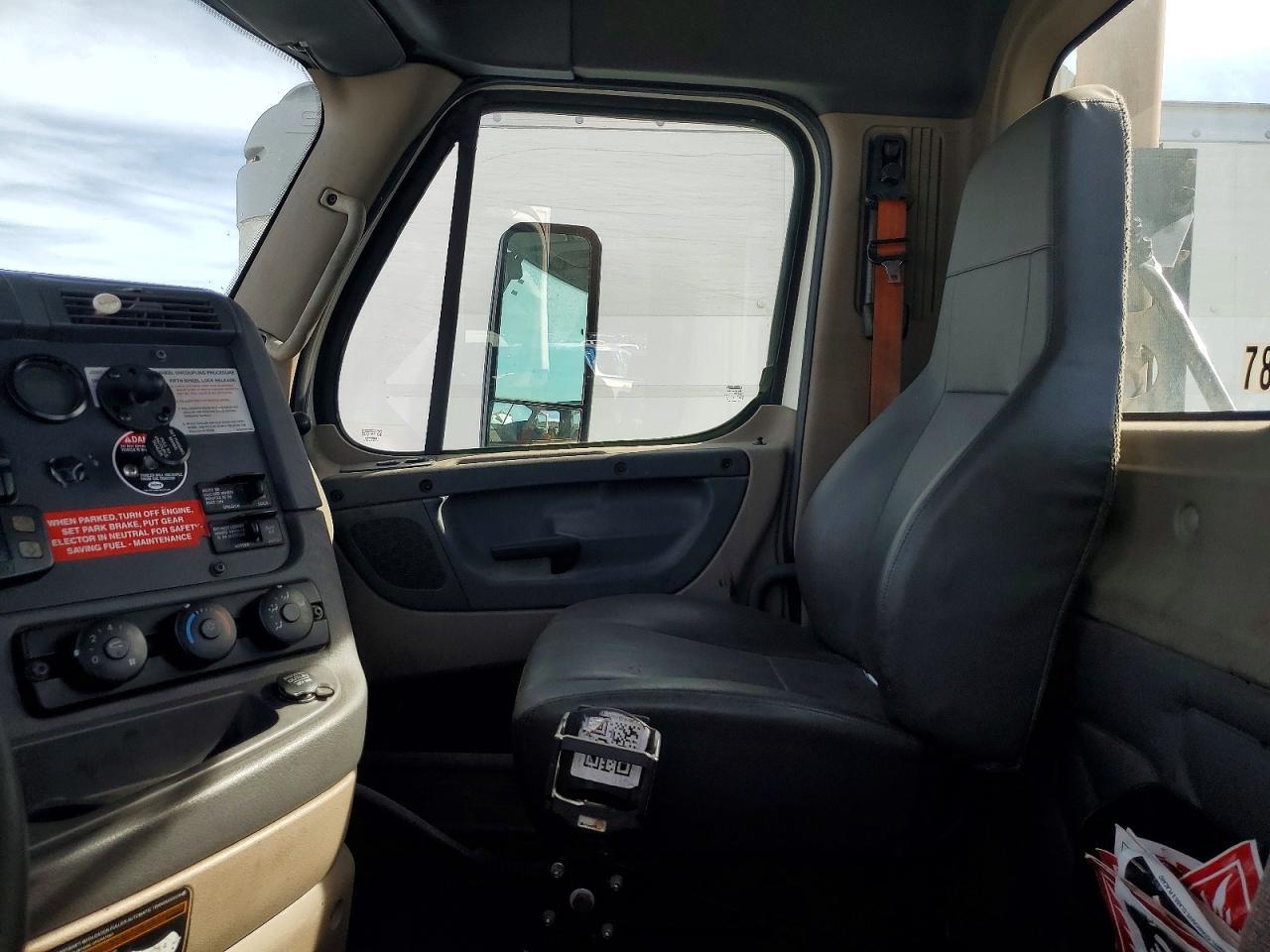 2014 Freightliner Cascadia Semi Truck