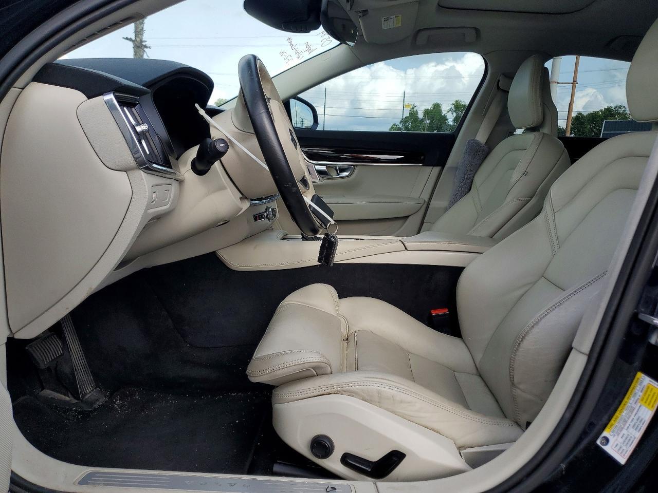 2017 Volvo S90 T6 Momentum