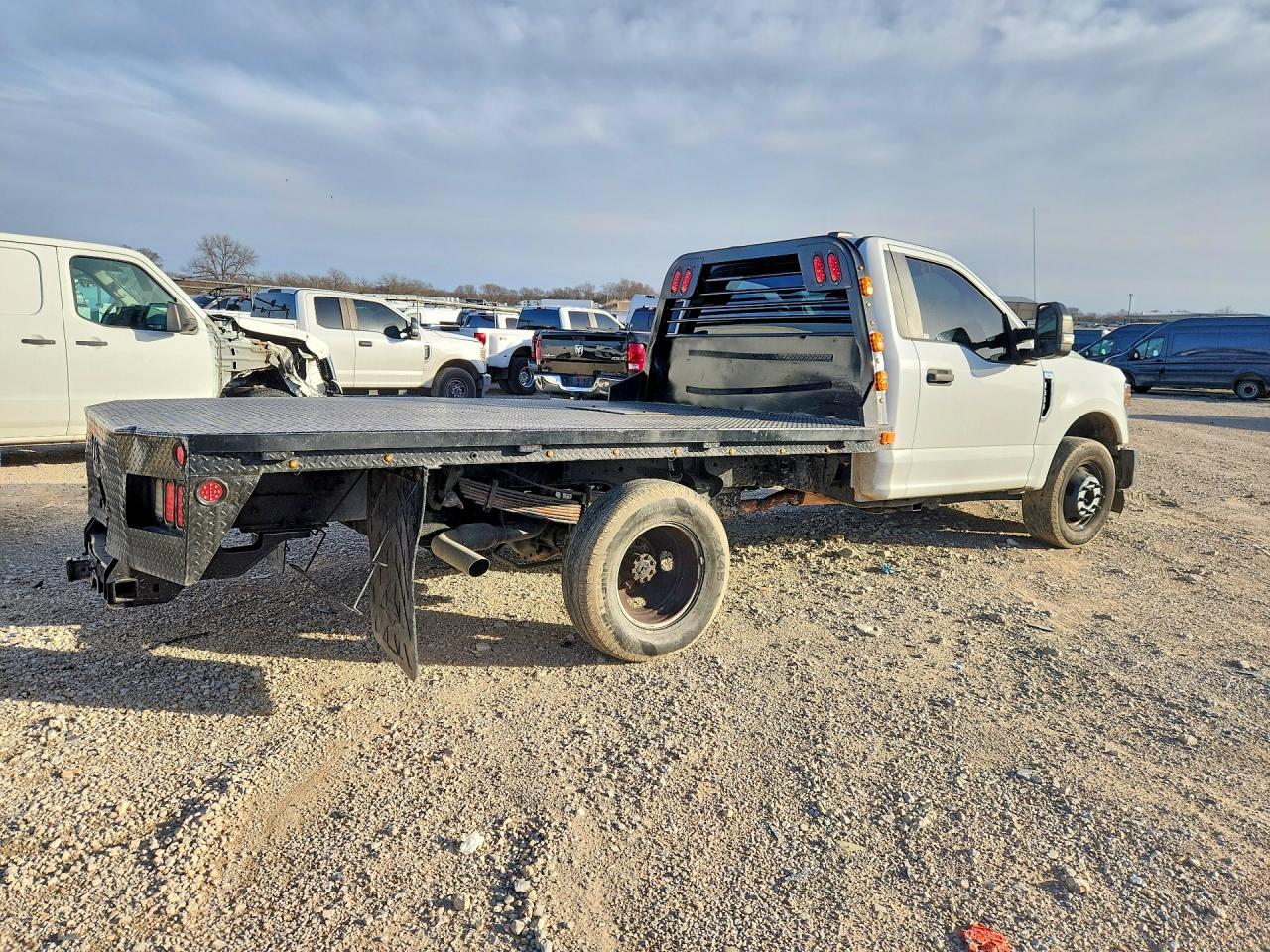 2022 Ford F350 Super Duty Flatbed Truck