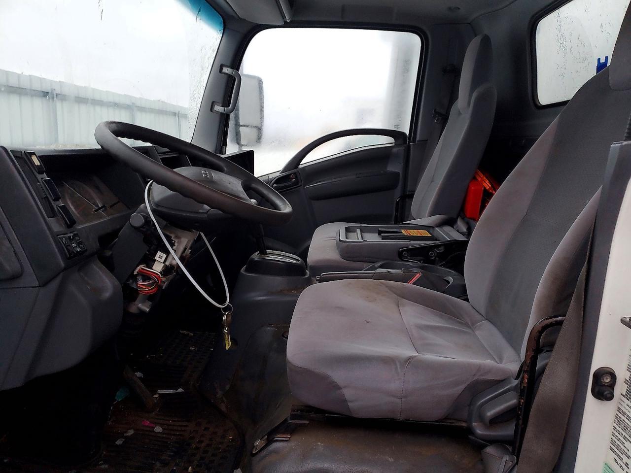 2017 Isuzu NRR BOX Truck