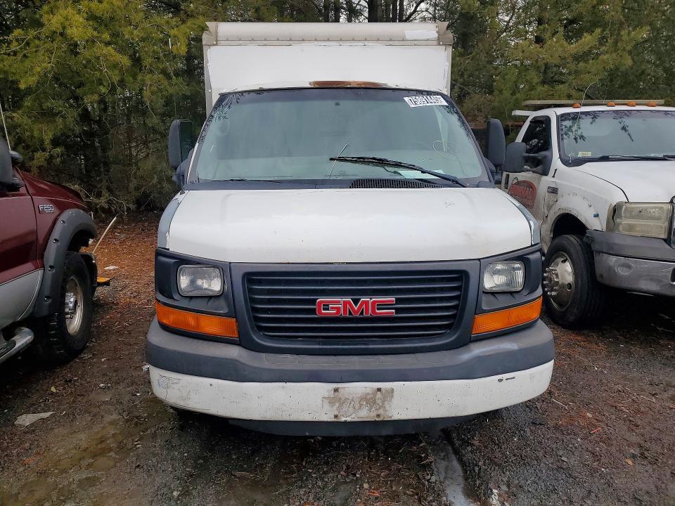 2010 GMC Savana box Truck