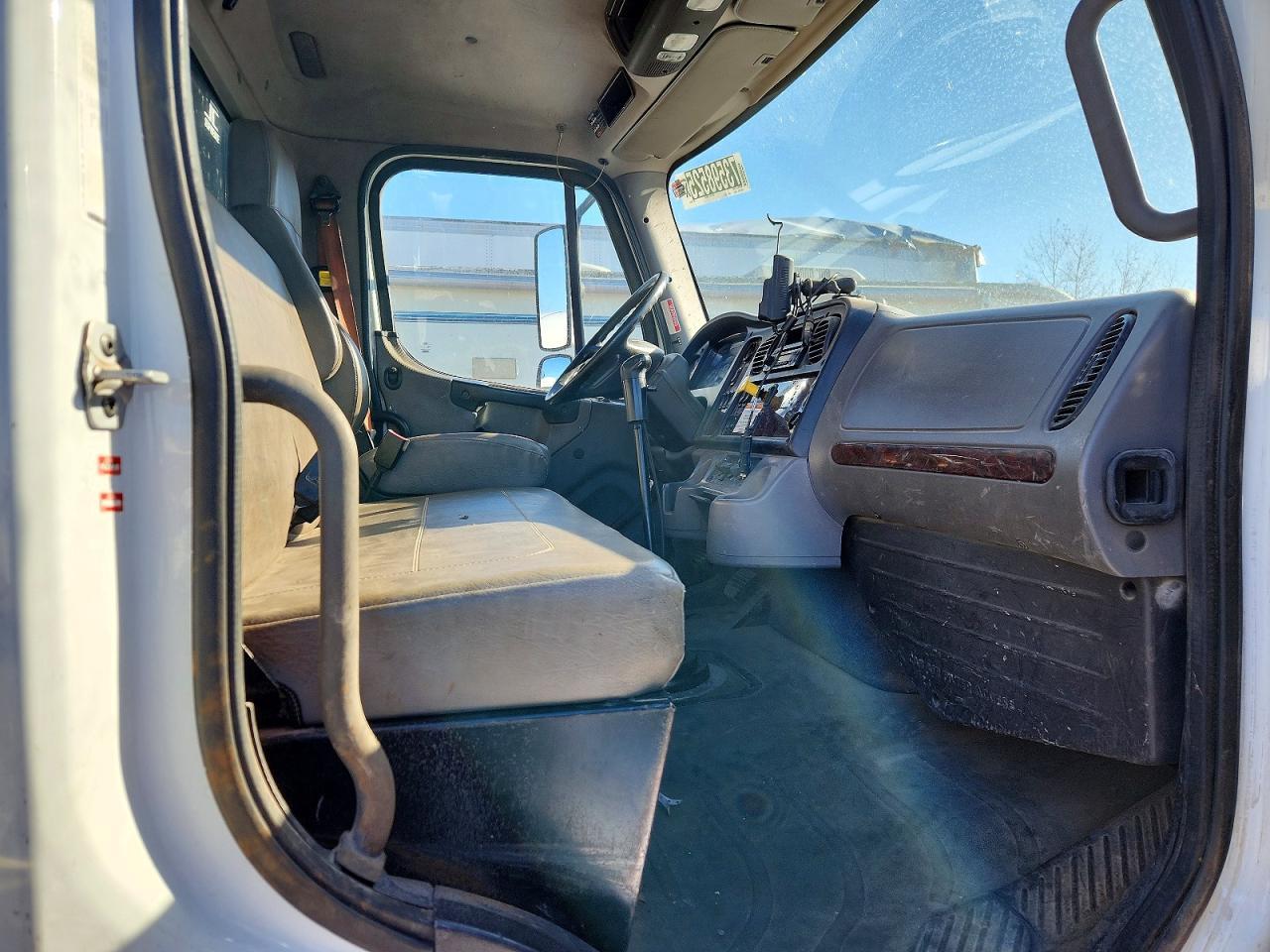 2014 Freightliner Business Class M2 Flatbed Truck