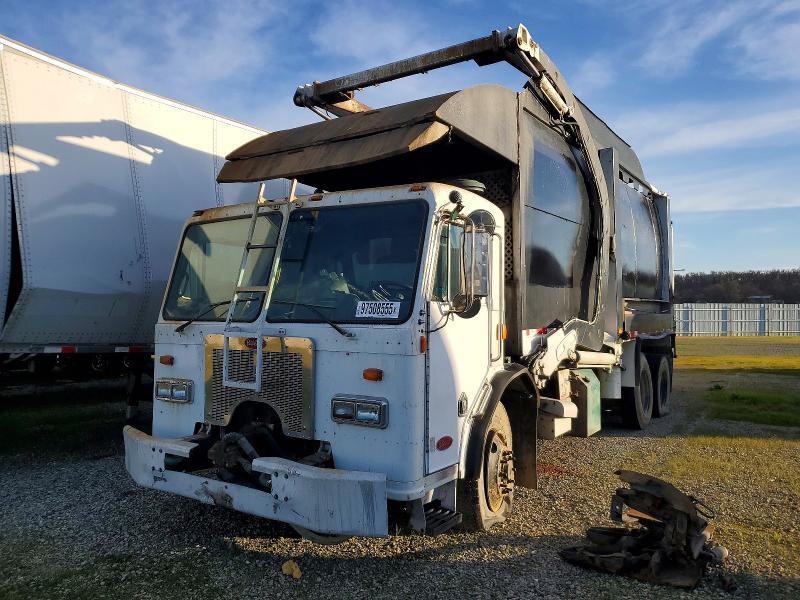 2007 Peterbilt 320 Refuse Truck