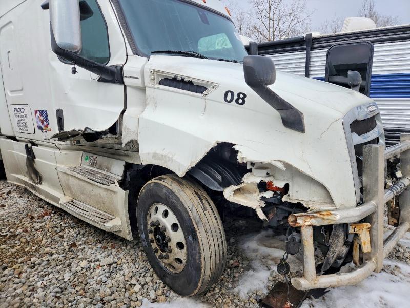 2018 Freigliner 2018 Freightliner Cascadia 126 Semi Truck