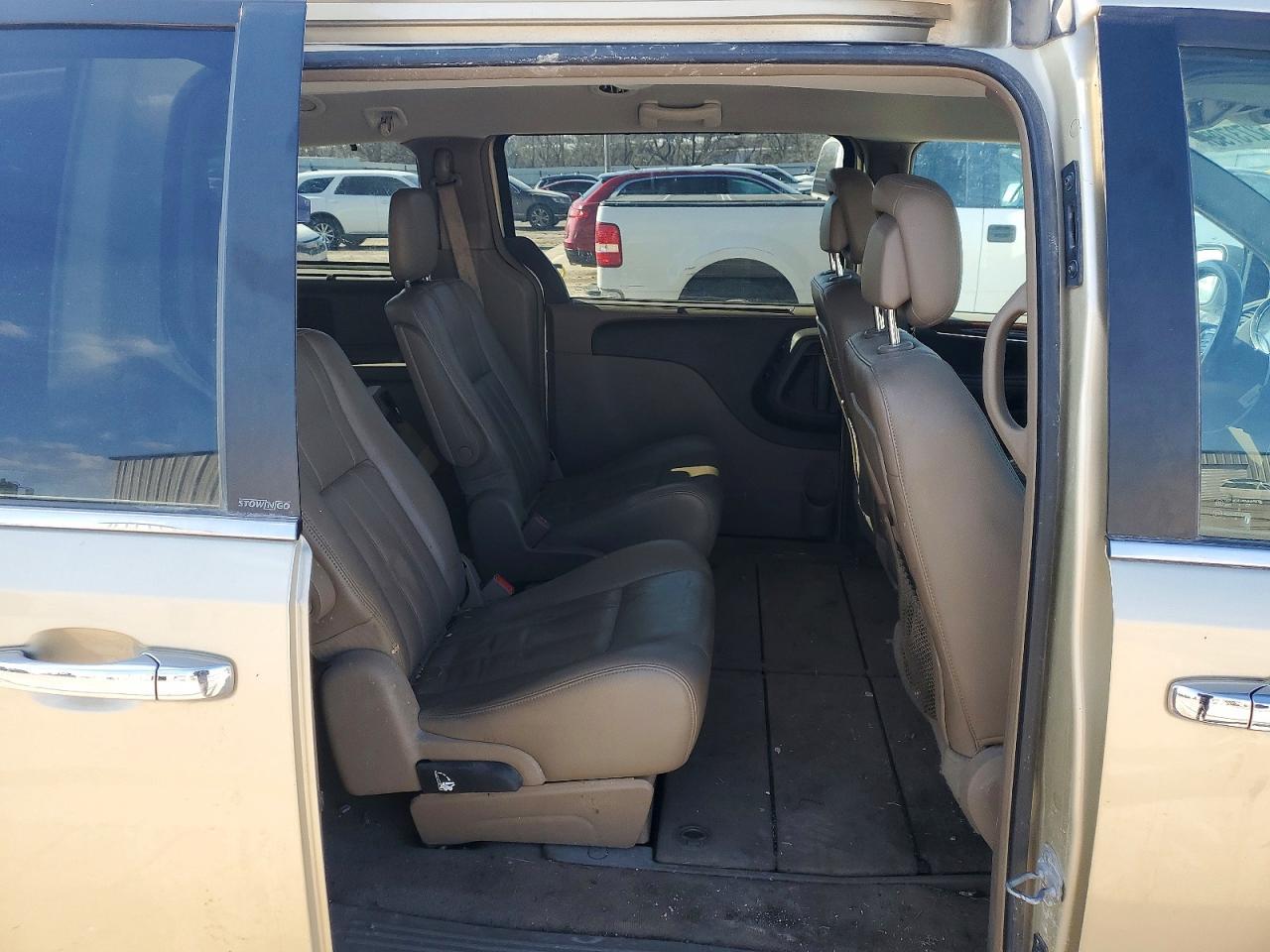 2011 Chrysler Town & Country Touring l