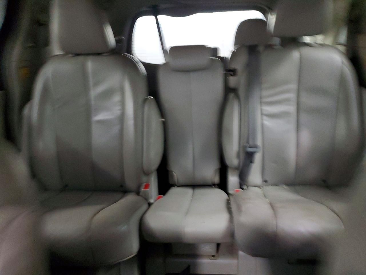 2012 Toyota Sienna xle 8-passenger