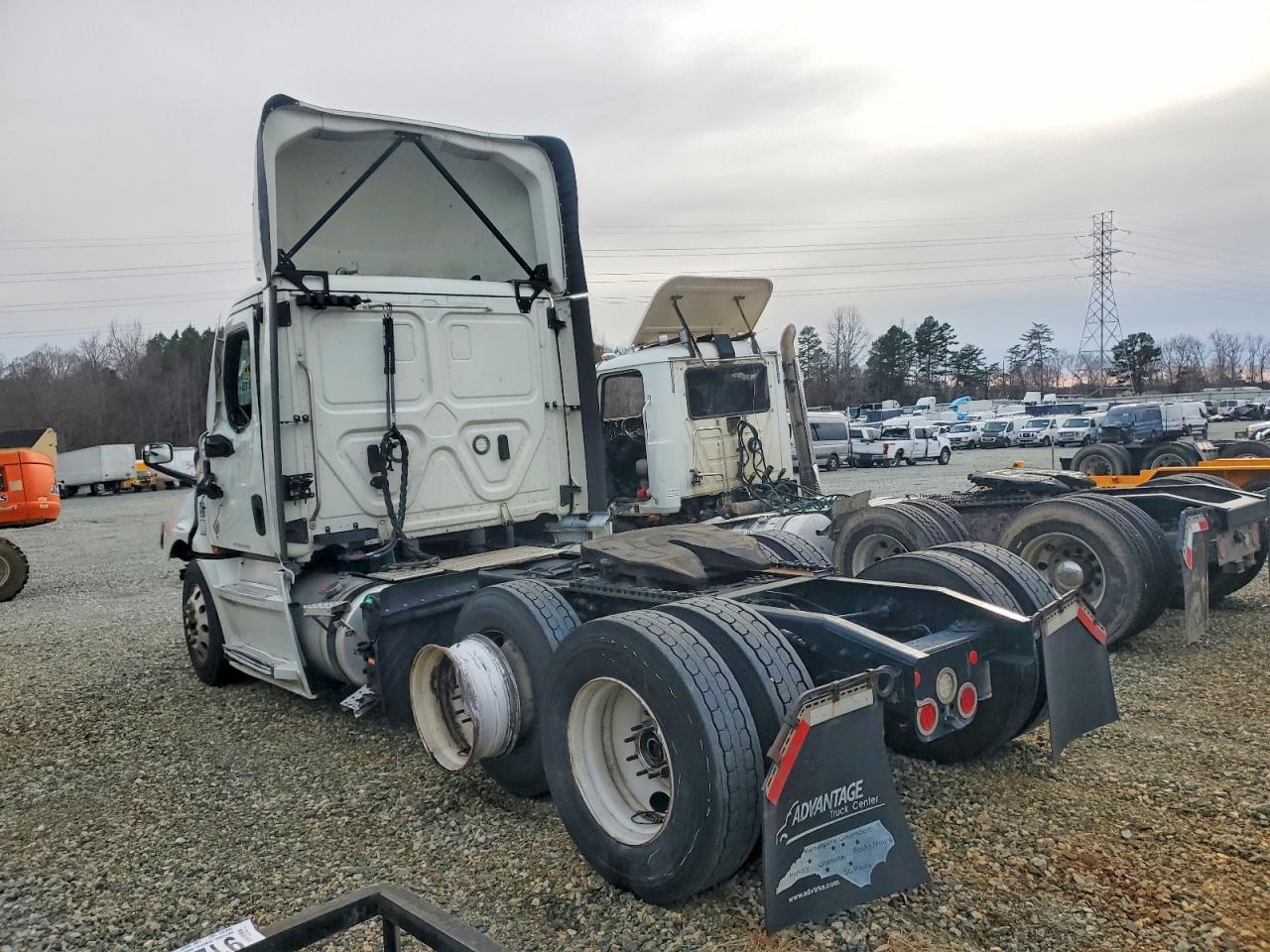 2021 Freigliner 2021 Freightliner Cascadia 126 Semi Truck