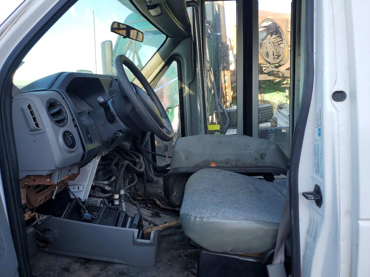 2010 Ford Econoline E350 Super Duty Cutaway Van