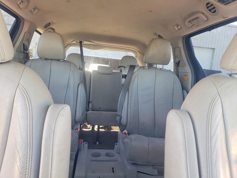 2013 Toyota Sienna xle 8-passenger
