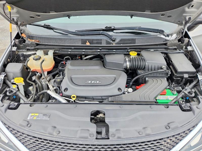 2017 Chrysler Pacifica Touring l