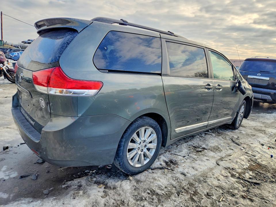 2011 Toyota Sienna le 7-passenger