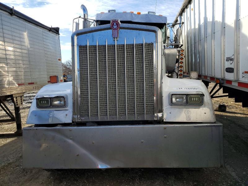2013 Kenworth W900 Semi Truck