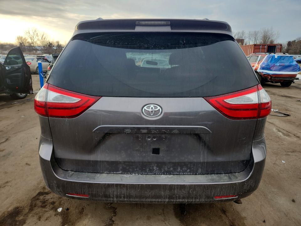 2015 Toyota Sienna le 8-passenger