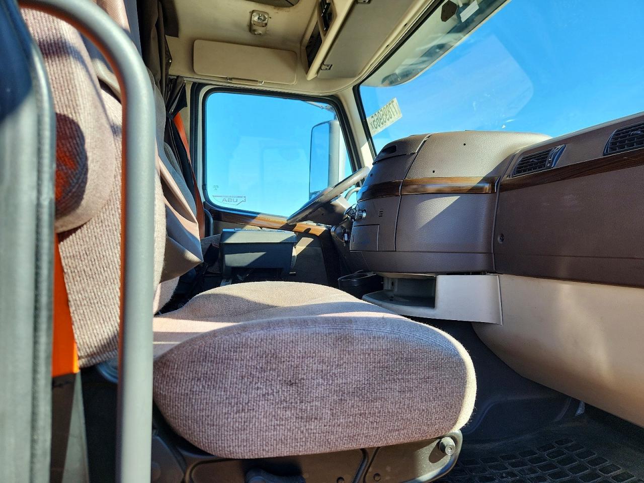 2014 Volvo VNL Semi Truck