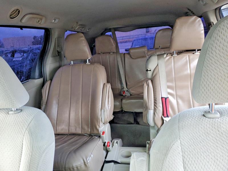 2012 Toyota Sienna le 8-passenger