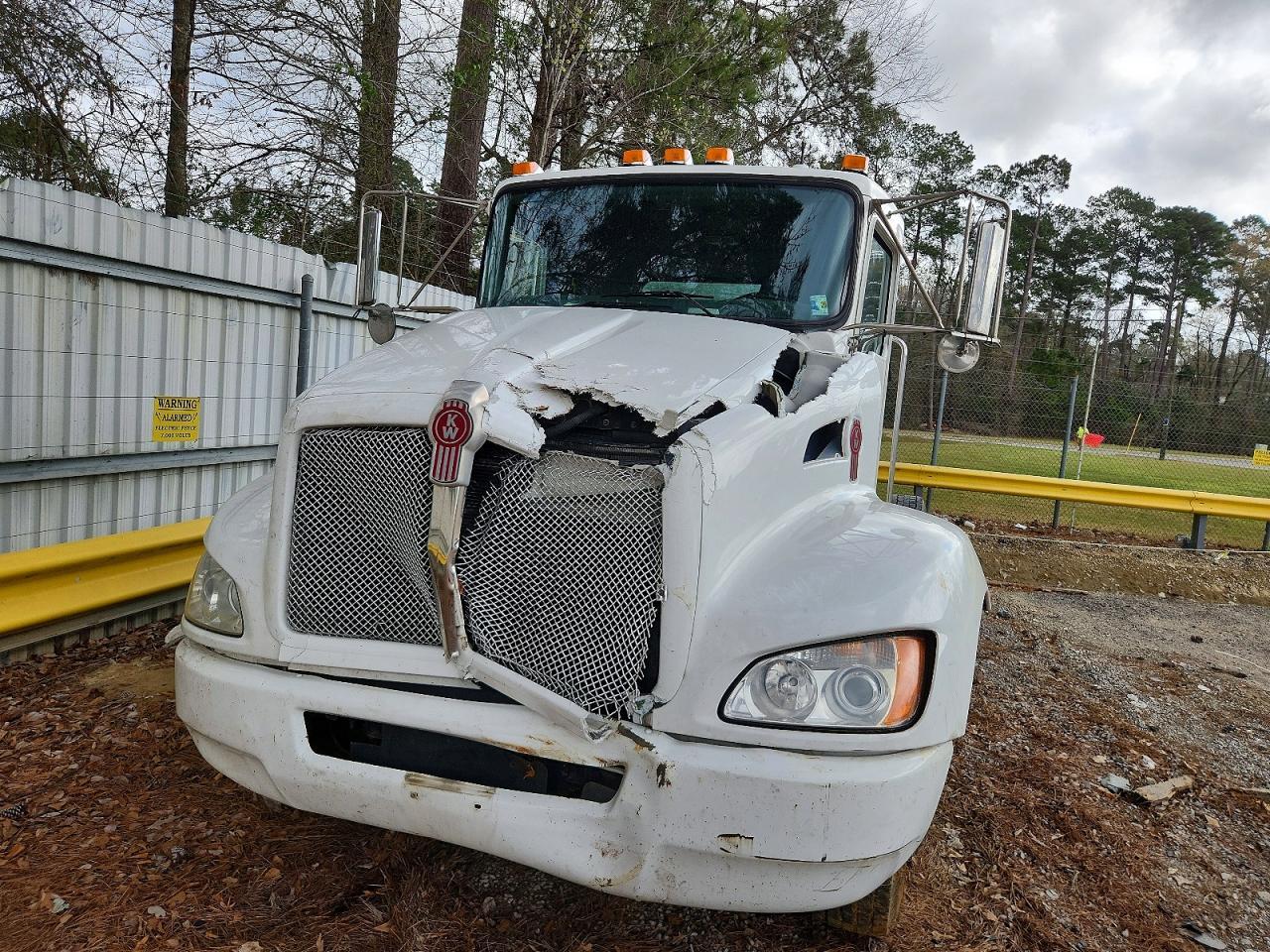 2019 Kenworth T330 Semi Truck