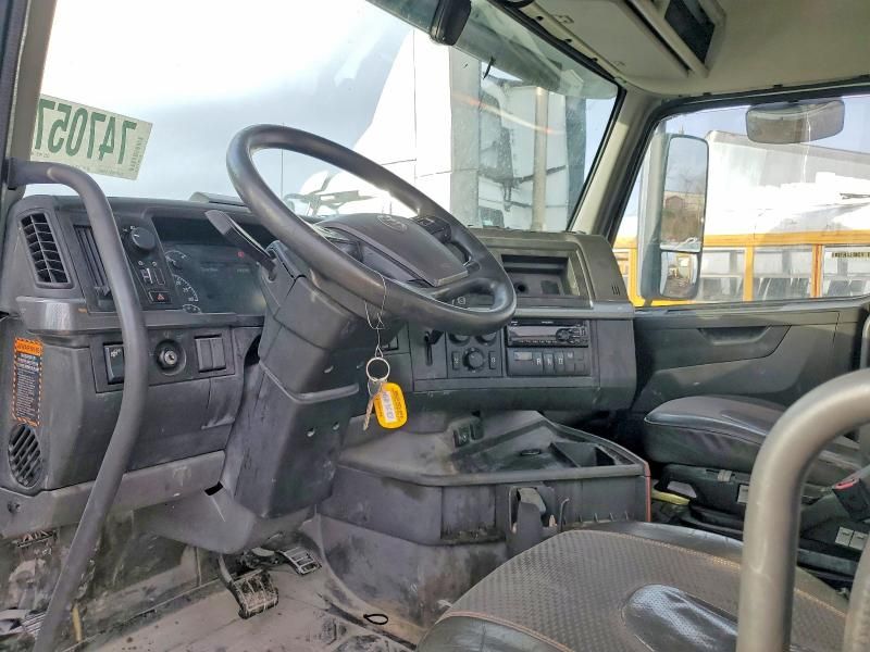 2020 Volvo VNR Semi Truck