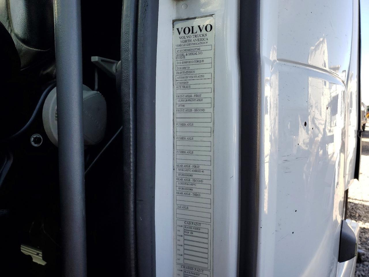 2013 Volvo VNL Semi Truck