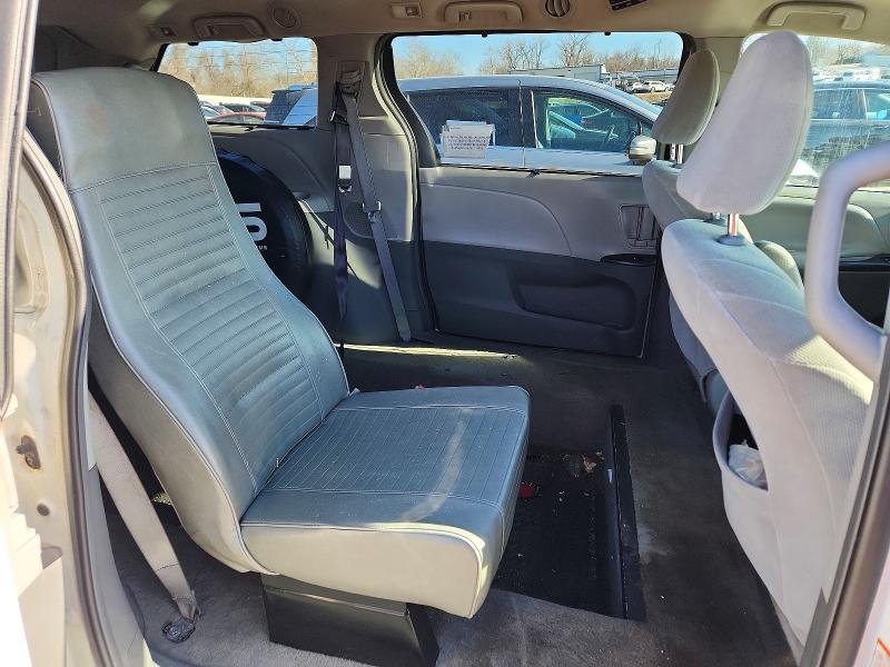 2019 Toyota Sienna le