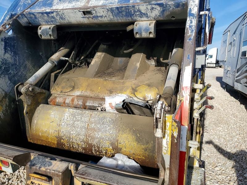 2009 Mack Mru600 Refuse Truck