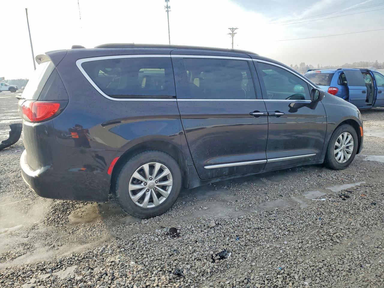 2017 Chrysler Pacifica Touring l