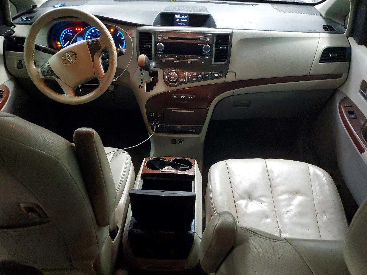 2012 Toyota Sienna xle 8-passenger