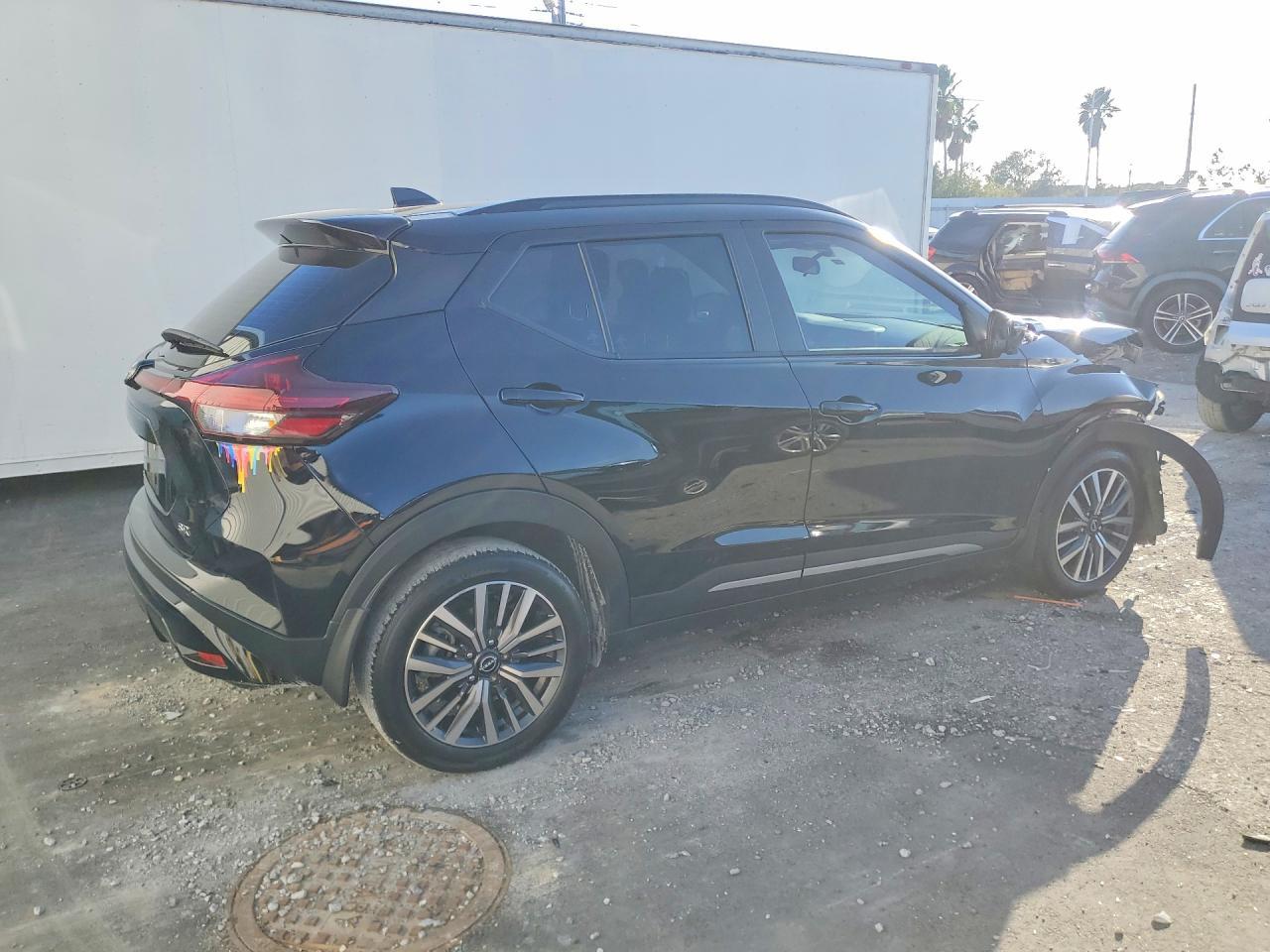 2024 Nissan Kicks sr