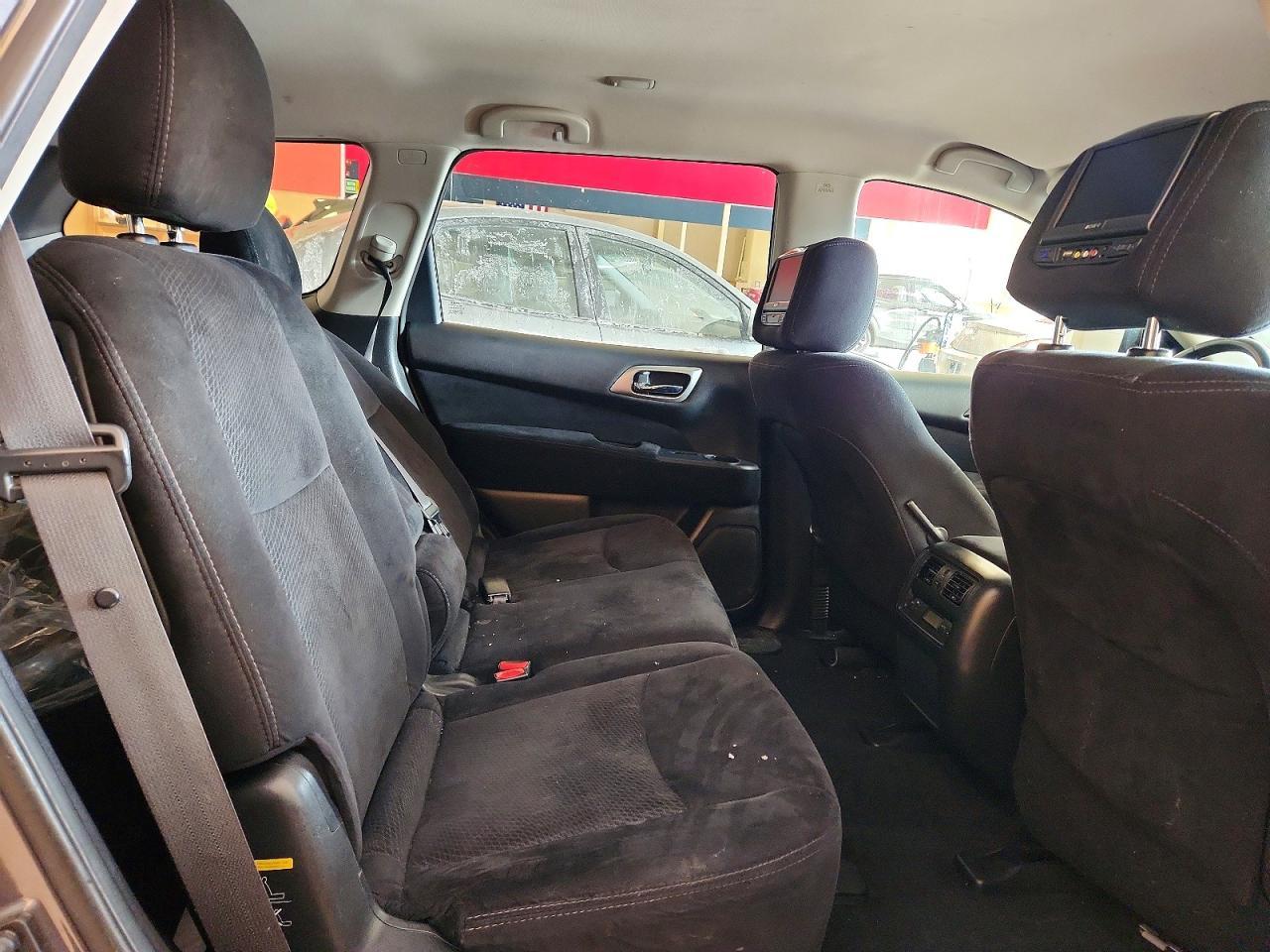 2016 Nissan Pathfinder sv