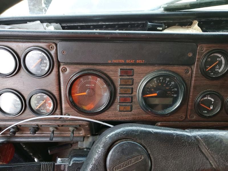 2000 Freightliner Convention Semi Truck