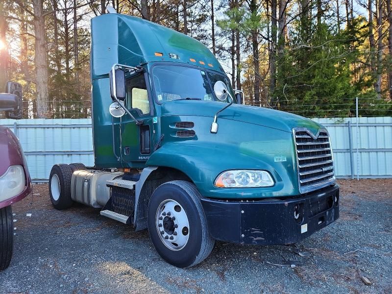 2015 Mack CXU612 Semi Truck