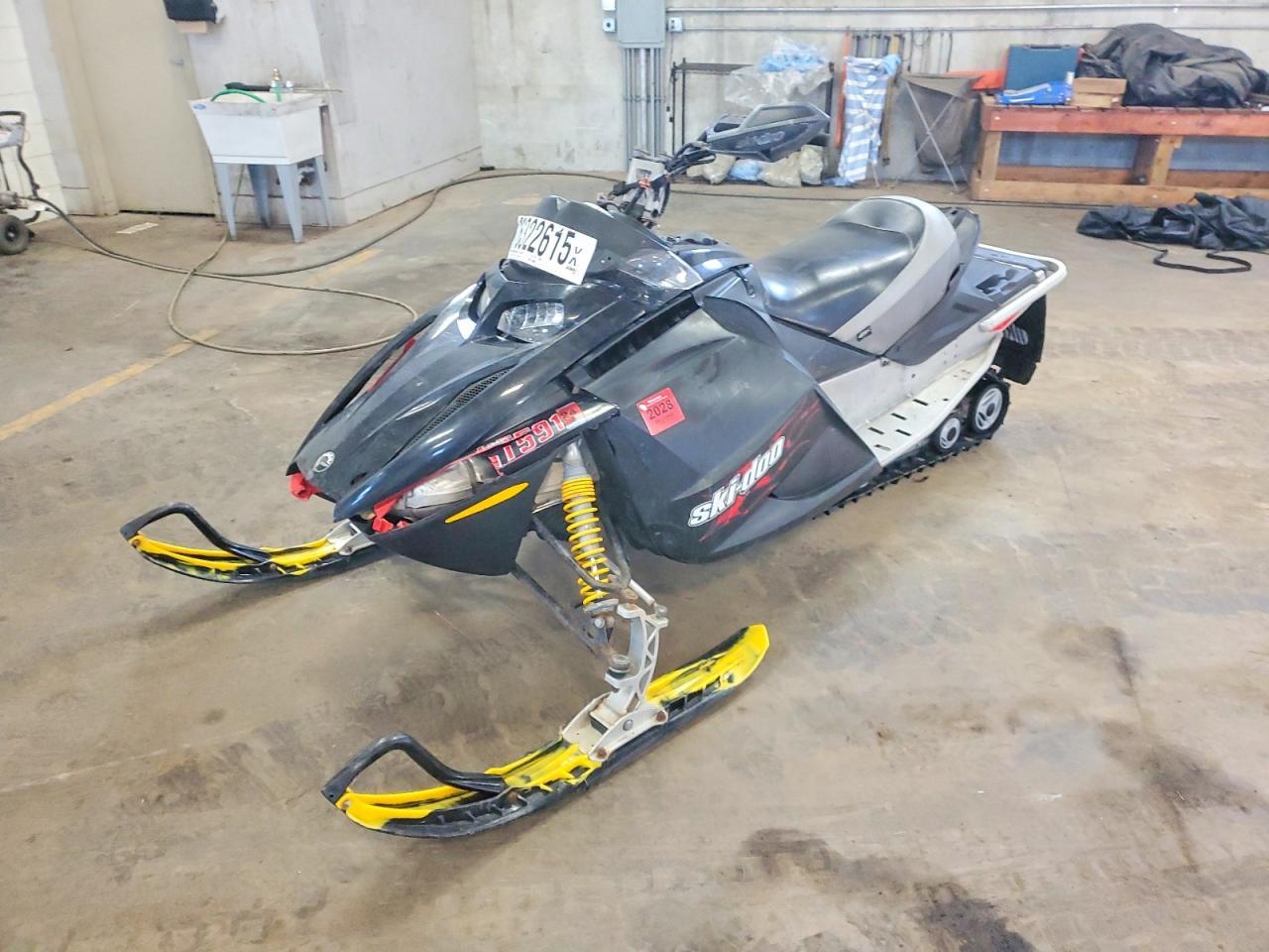 2004 Skidoo 2002 Ford Super Duty F-250 XLT